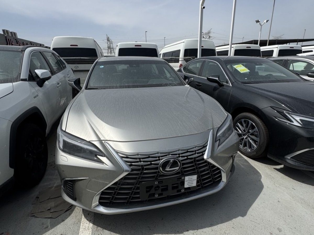 Lexus ES 2025 Premium, Бежевый — купить в Симферополе, автосалон NEW AUTO